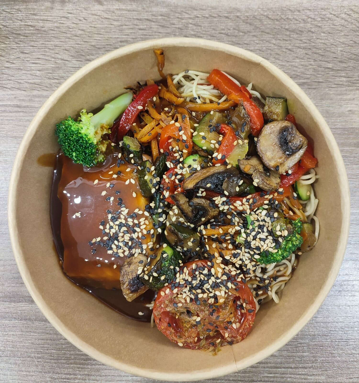 Salmón con fideos Salmón con fideos Healthy Time - comida saludable para llevar